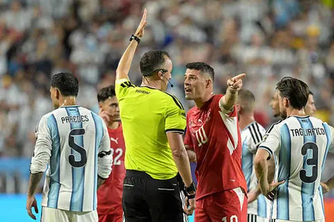 تشاكا: قرار الحكم بطرد إمبولو مؤلم وغيّر مجرى المباراة أمام الأرجنتين